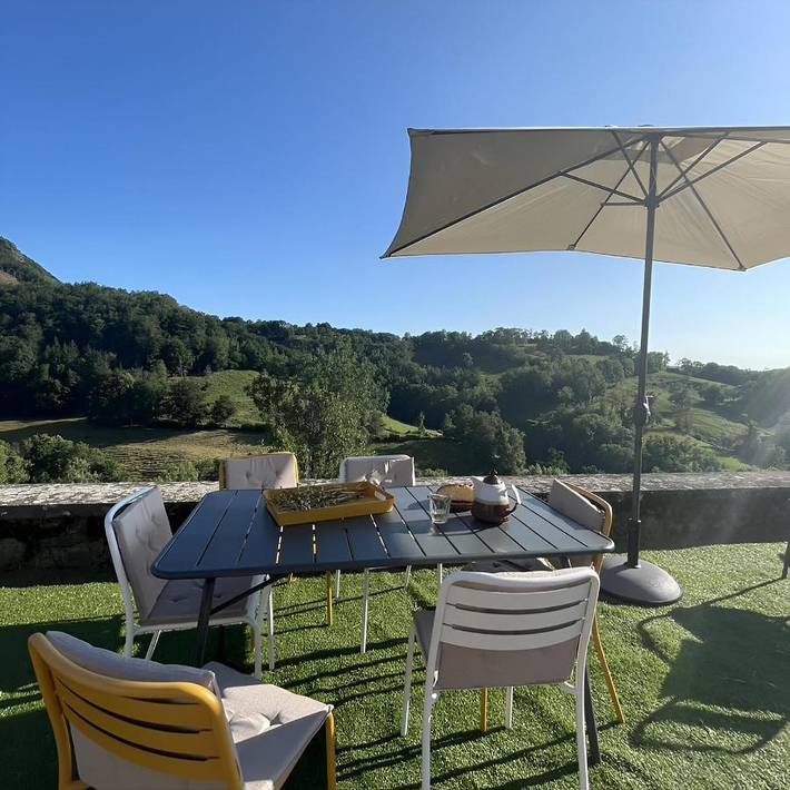 Location de vacances pour 8 personnes, avec Terrasse ainsi que Jardin et Vue à Saint-Cirgues-de-Jordanne