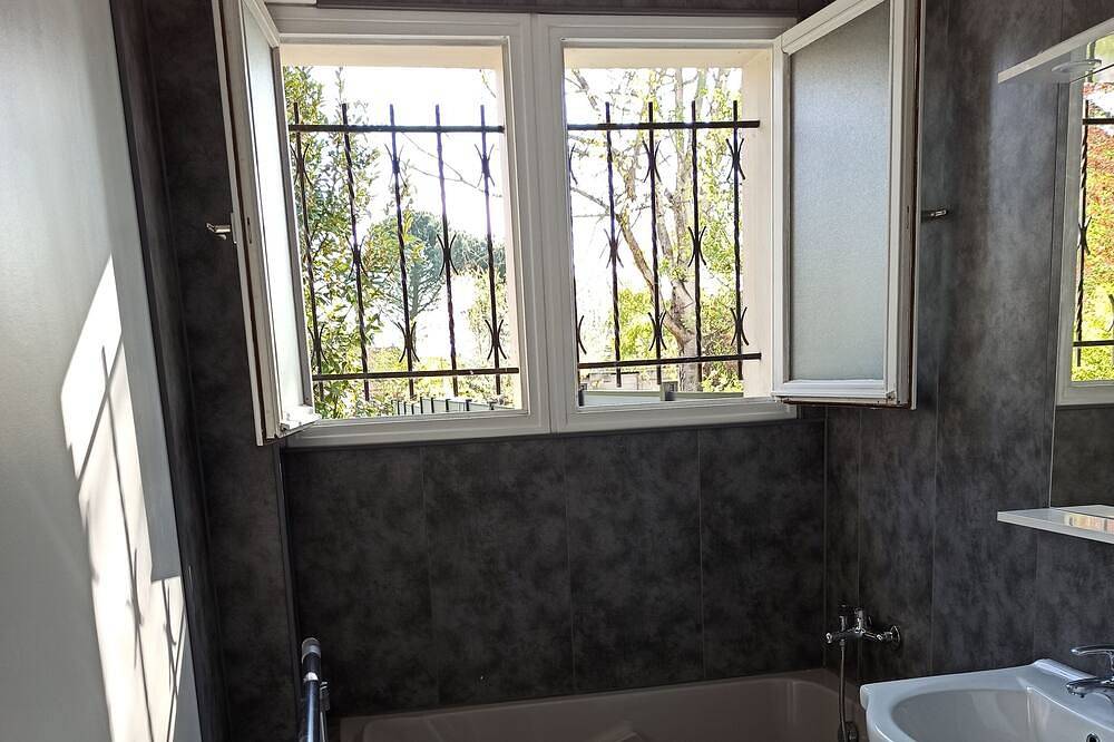 For Rent Private Room With Balcony And Jerdin in Le Mesnil-Saint-Denis, Parc naturel régional de la Haute Vallée de Chevreuse