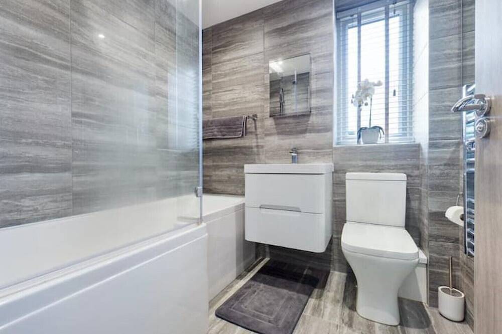 Contemporary eco home with a twist! in Middlesbrough, North East England