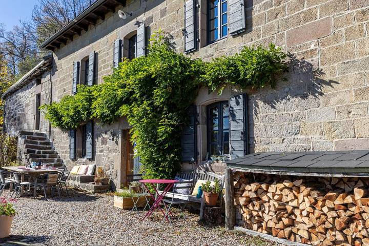 Location de vacances pour 10 personnes, avec jardin et terrasse à Thiézac - 4