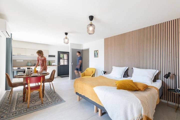 Location de vacances pour 4 personnes, avec sauna et piscine ainsi que jardin et jacuzzi dans La Vineuse sur Fregande - 2