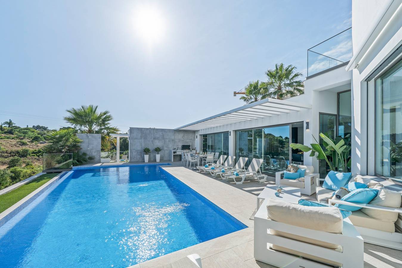 Villa 'Boa Vida' met zeezicht, infinity pool & jacuzzi in Armação de Pera, Faro District