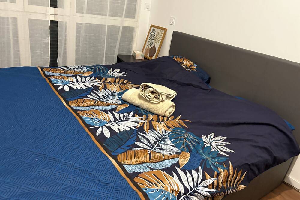 Chambre chez l'habitant avec vue sur parc, située  à 15 min en metro de Paris in Bois-Colombes, Hauts-de-Seine