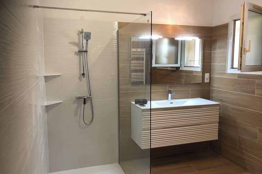Villa récente tout confort climatisée avec piscine 6 a 7 personnes in Barjac, Région d'Alès