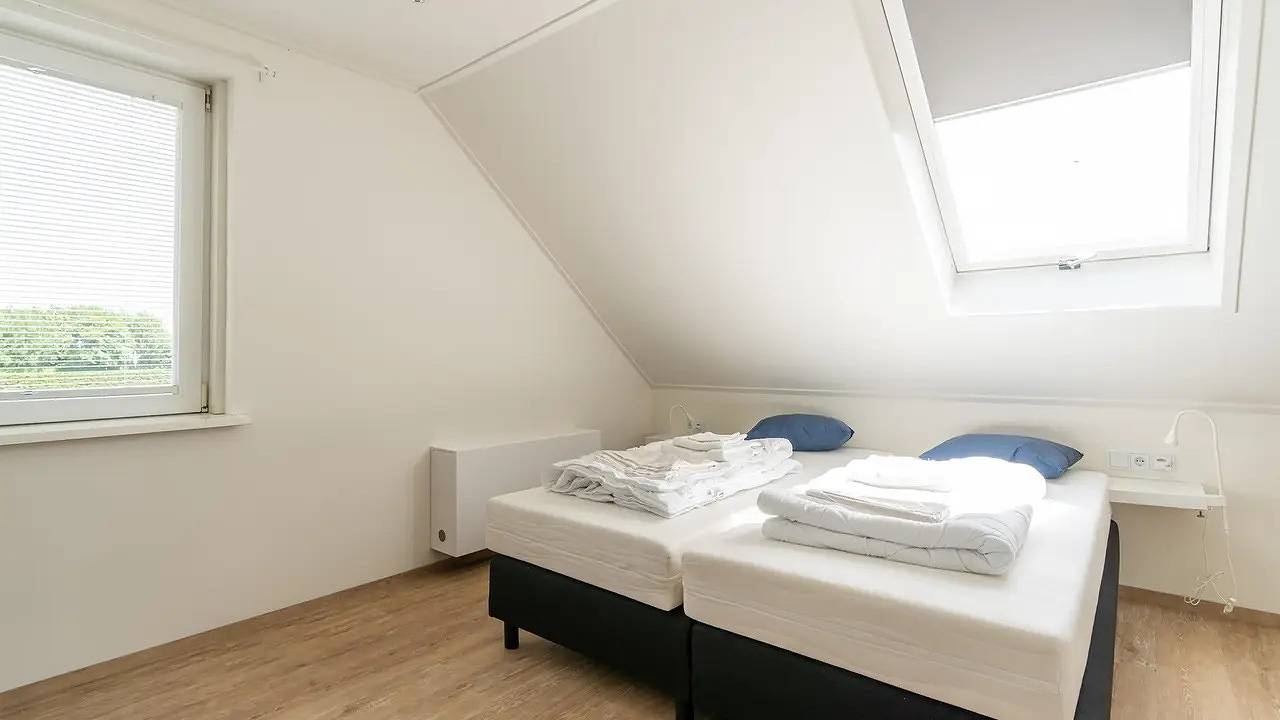 Geheel vakantieappartement, Vakantieappartement voor 21 personen met tuin in Nes, Nederlandse waddeneilanden