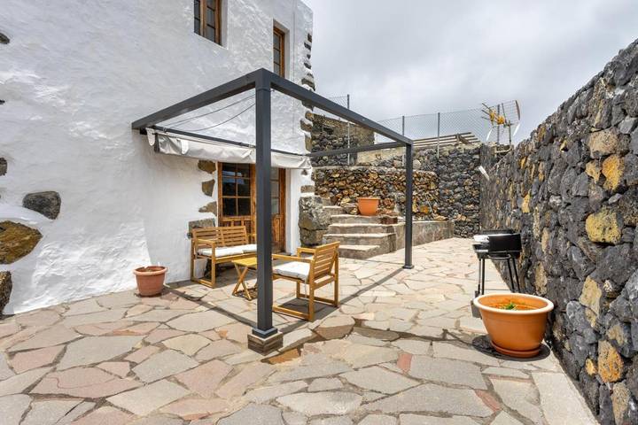 Casa rural para 4 personas, con vistas además de terraza y jardín en El Pinar de El Hierro