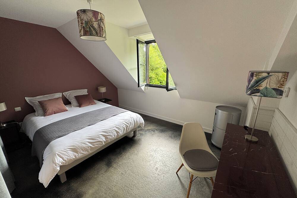 Nice cottage in the heart of the forest with direct access to Dinan harbor. in Dinan, Dinan region