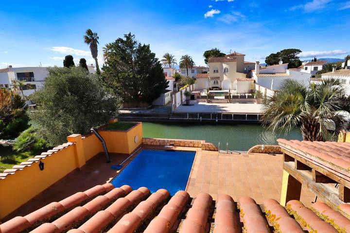 Chalet para 15 personas, con jardín además de piscina y vistas, Se admiten mascotas en Alt Empordà - 3