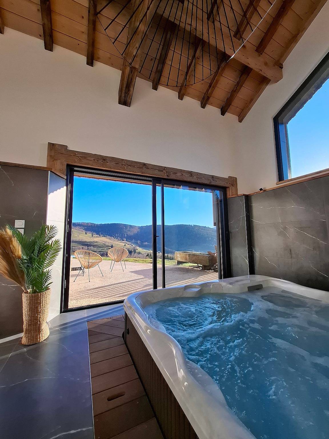 Gîte La Colline: Vistas a la montaña, terraza privada y jacuzzi in Fresse-sur-Moselle, Región de Épinal