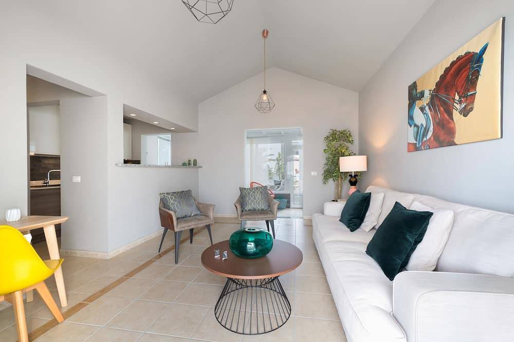 Luxurious B2 in a small complex with communal heated pool 100m from the sea in Charco del Palo, Haría