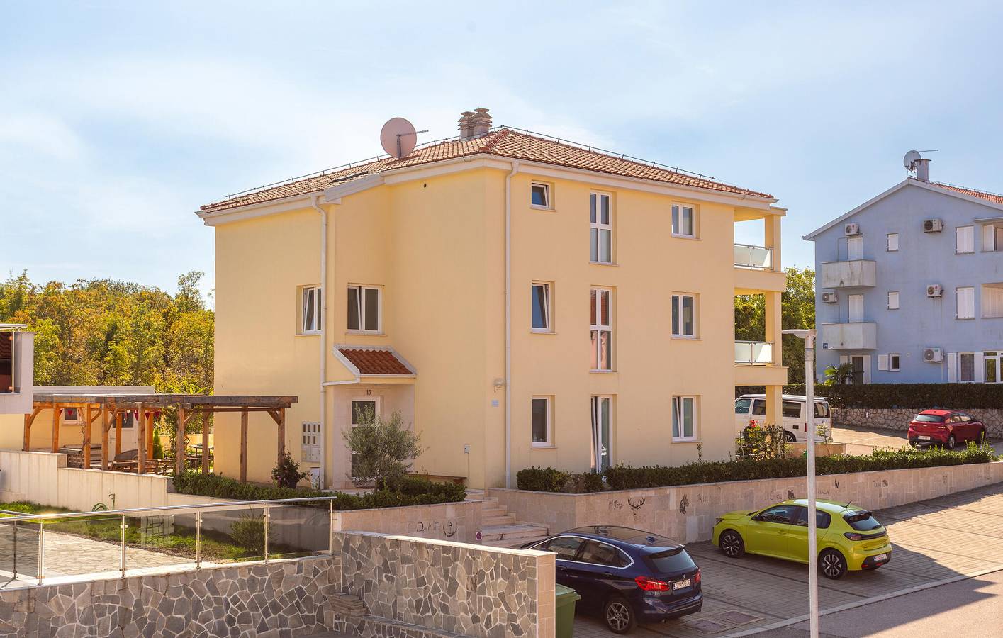 Apartamento vacacional entero, Acogedor apartamento con vistas al mar, terraza, wifi y aparcamiento - A 1,5 km de la playa in Malinska-Dubašnica, Krk (isla)