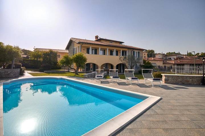 Villa per 8 persone, con Balcone e Terrazza nonché Giardino e Piscina a Soiano del Lago