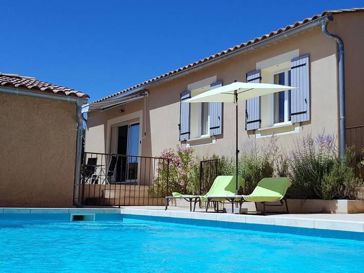 Location de vacances pour 6 personnes, avec terrasse et piscine ainsi que vue et jardin à Villars