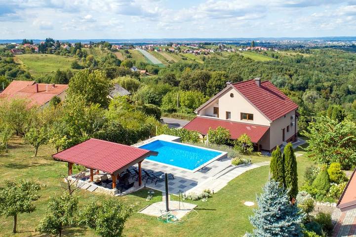 Ferienhaus für 11 Personen, mit Whirlpool und Terrasse sowie Garten, mit Haustier