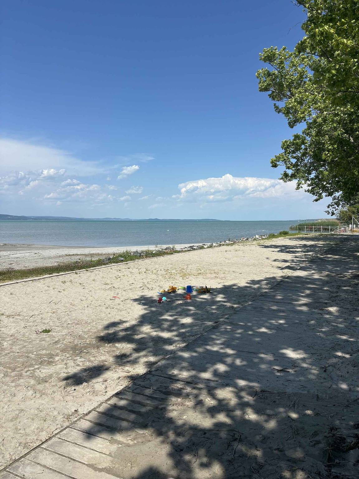 Ganze Ferienwohnung, Ferienwohnung direkt am Wasser mit eigenem Strand, Wlan und Klimaanlage in Balatonlelle, Plattensee Südufer