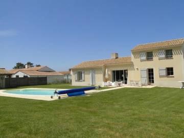 Cottage pour 9 personnes, avec piscine ainsi que terrasse et jardin à Coëx