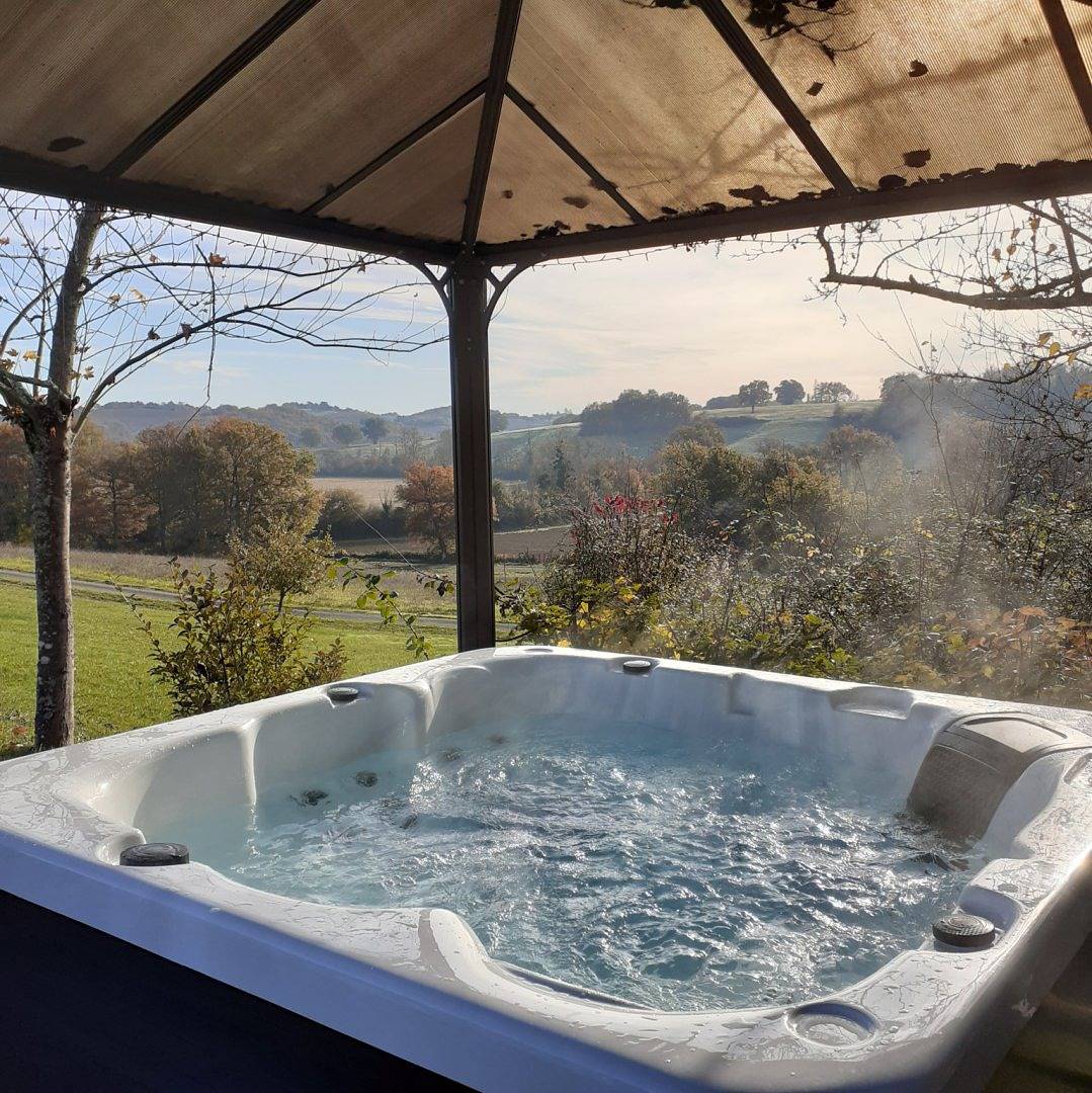 Chalet Mélèze : spa jacuzzi privatif 37° à 38° (+ piscine en été) in Peyrusse-Grande, Gers