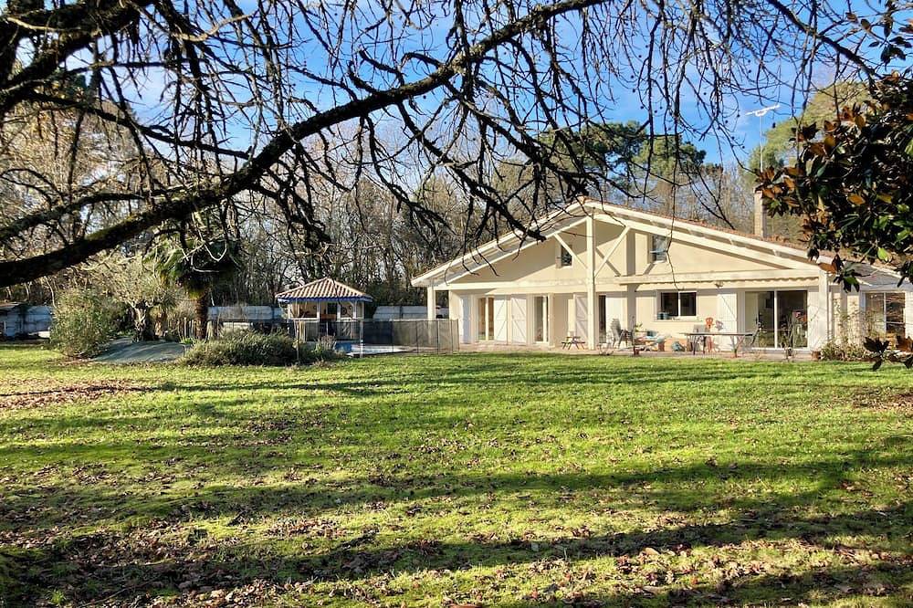 Entire apartment, Bienlabas House in Mérignac, Bordeaux region