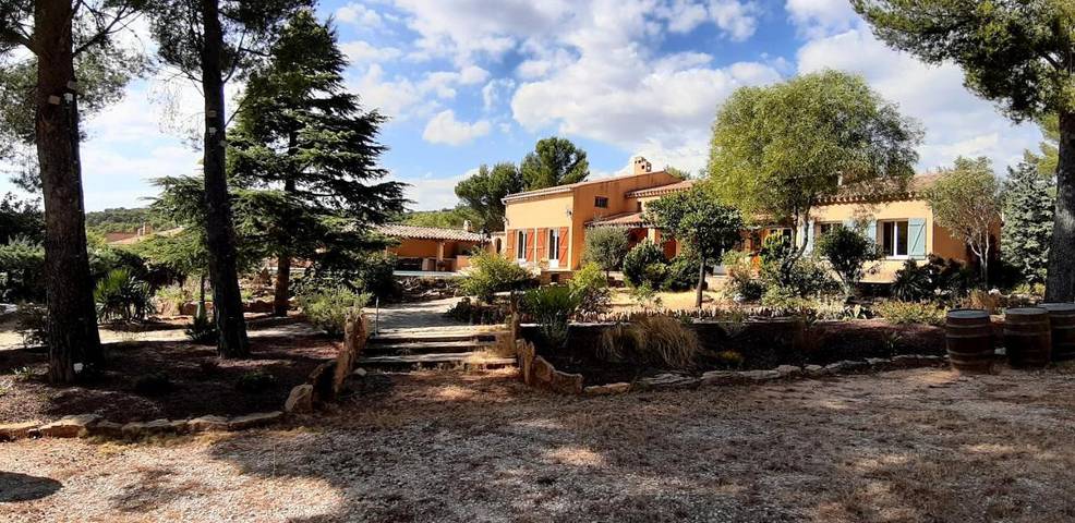 Chambre d’hôte pour 2 personnes, avec terrasse et piscine ainsi que jardin et vue