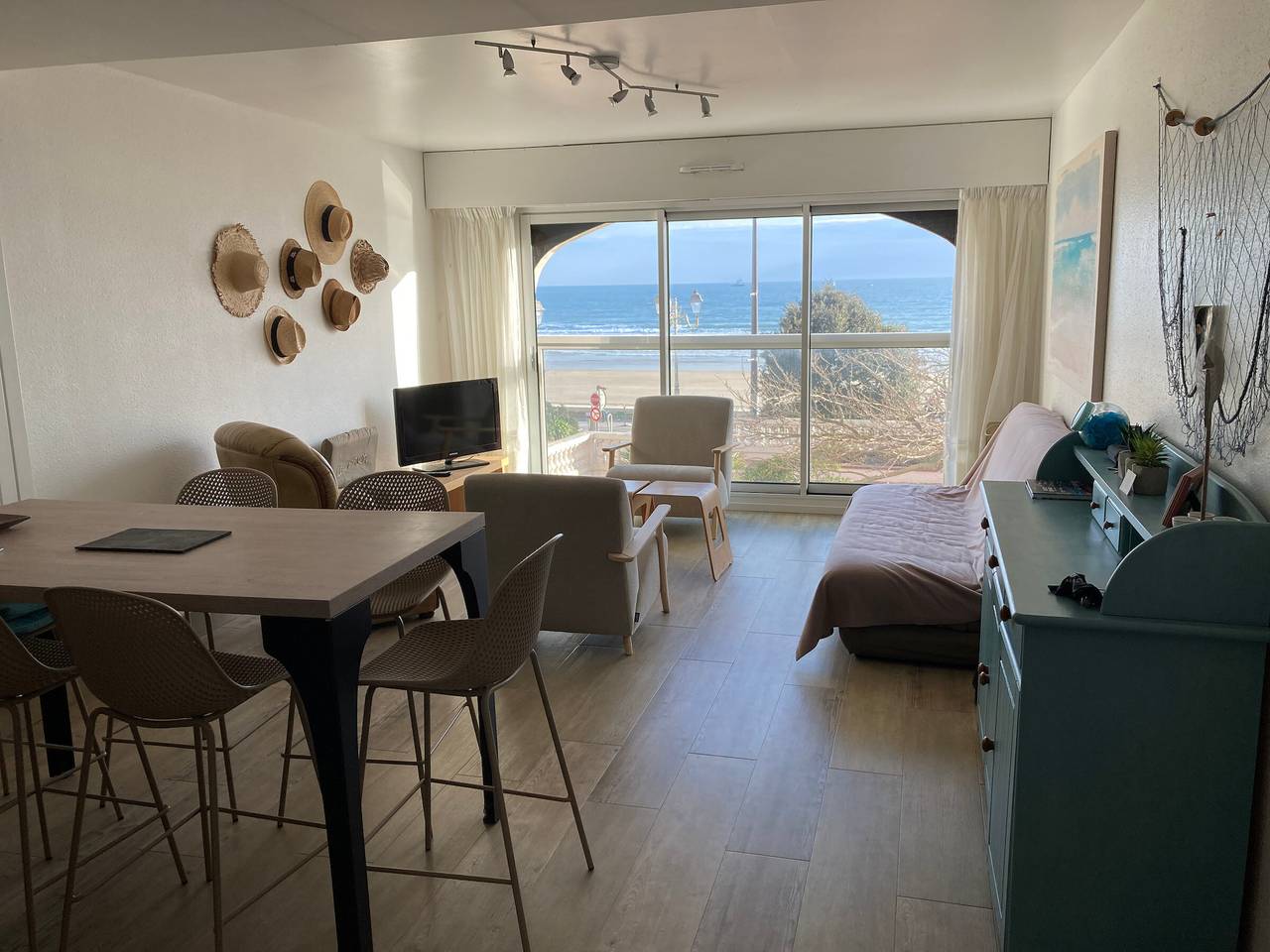 Entire apartment, Renovated beachfront apartment in Les Sables d'Olonne in Les Sables-d'Olonne, Vendée