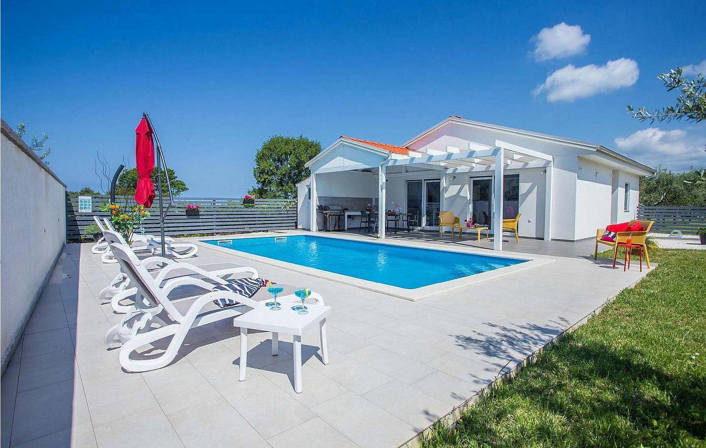Modernes Apartment, 1 km vom Strand entfernt, mit Terrasse, Parkplatz und WLAN in Stinjan, Pula