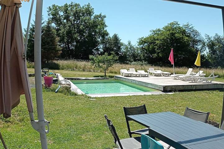 Location de vacances pour 16 personnes, avec Terrasse et Jardin à Chirassimont