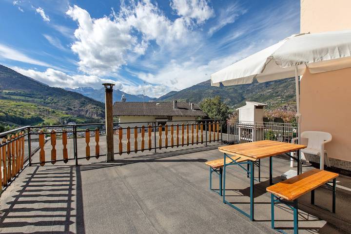 Hel lägenhet, Apartment 'Il Borgo' with Mountain View, Private Terrace and Wi-Fi in Aymavilles, Comune di Aymavilles