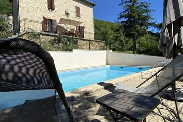 Gîte pour 4 personnes, avec jardin à Larroque-Toirac