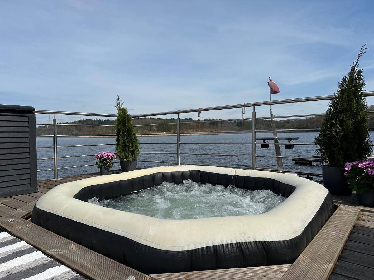 Luxury houseboat, Orlík Castle in Pisek und Umgebung