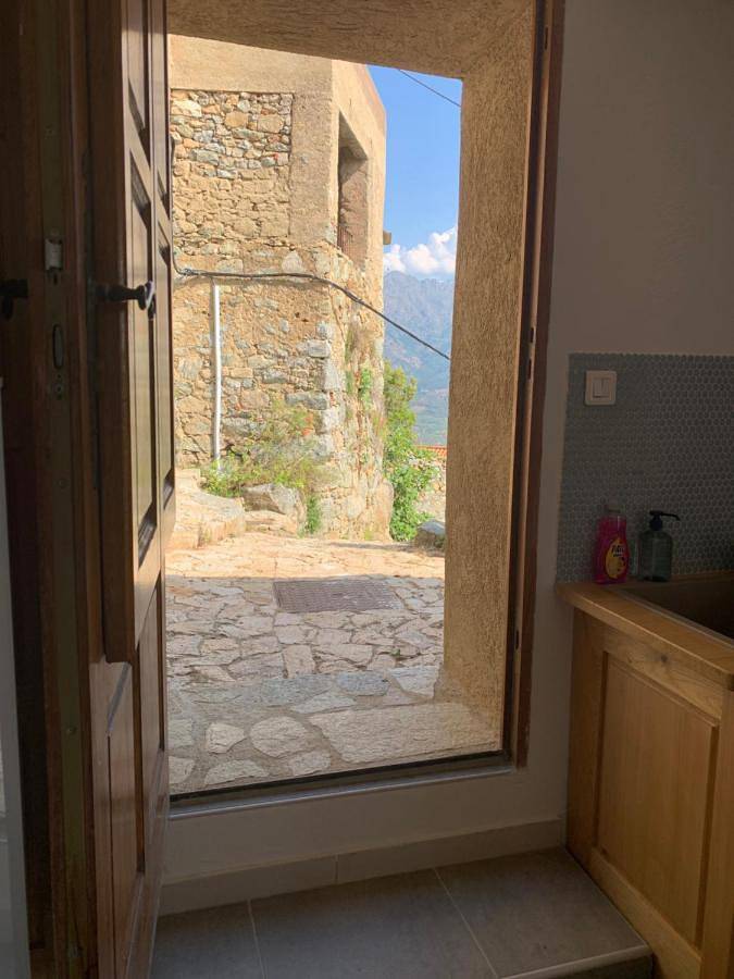 Location de vacances pour 2 personnes, avec vue ainsi que terrasse et jardin à Sant'Antonino - 3