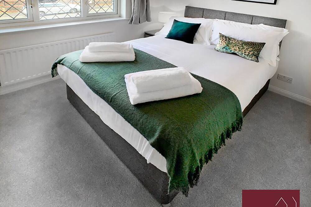 Woking - Parking, Garden, 2Bed in Woking, Surrey