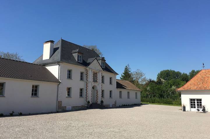 Gîte pour 14 personnes, avec Jacuzzi ainsi que Terrasse et Jardin à Aix-en-Issart