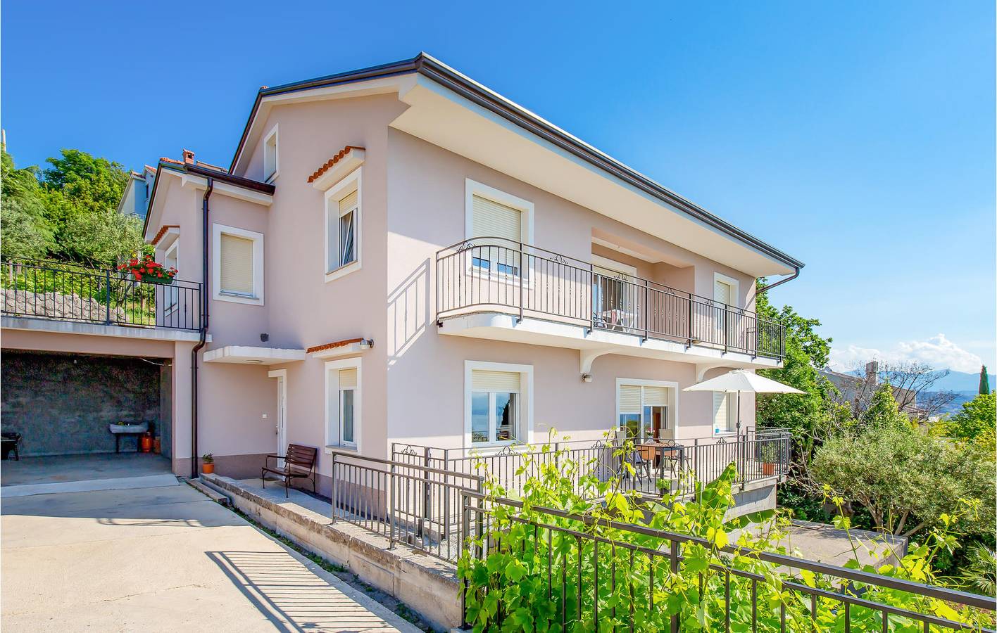 Apartamento vacacional entero, Amplio apartamento de 2 dormitorios con terraza cerca de los lugares de interés de Opatija in Općina Matulji, Opatija Riviera