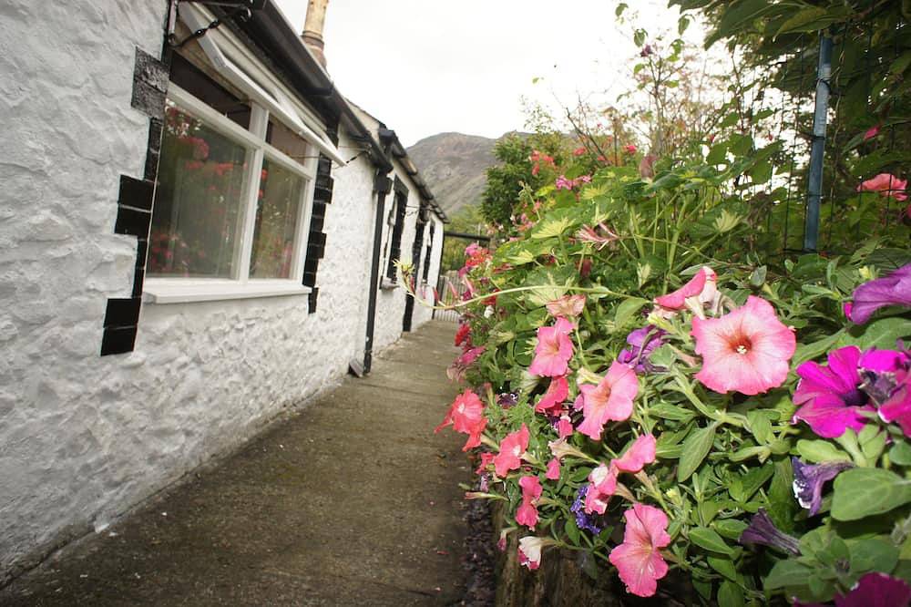 Seaside Cottage, Dogs Welcome - good walks, by beach & Snowdonia National Park in Llanfairfechan, Snowdonia