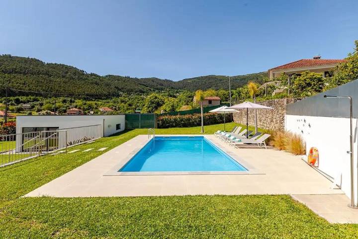 Location de vacances pour 6 personnes, avec vue ainsi que piscine et jardin dans Refóios do Lima