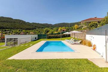 Cottage pour 6 personnes, avec jardin ainsi que vue et piscine dans Refóios do Lima
