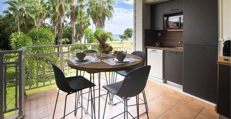 Club vacances pour 4 personnes, avec balcon et jacuzzi ainsi que jardin et piscine en Martinique