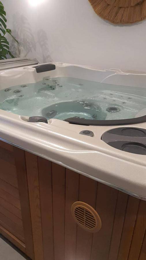 Location de vacances pour 2 personnes, avec jacuzzi et sauna ainsi que jardin et piscine à Bazoges-en-Pareds - 2