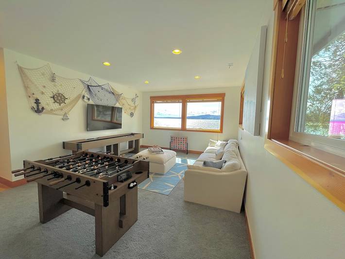 Vacation rental for 12 people, with pool and terrace as well as yard in Hood Canal