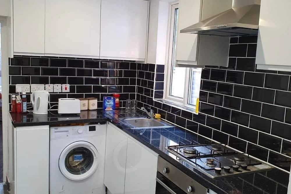 Modern En-Suite in Watford in Watford, Hertfordshire