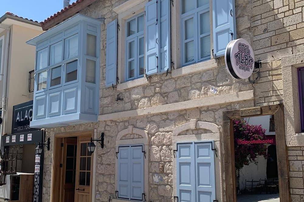 Terrific 9-bedroom hotel with Ac in vibrant İzmir Location point in the alacati in Alacati, Türkische Ägäis
