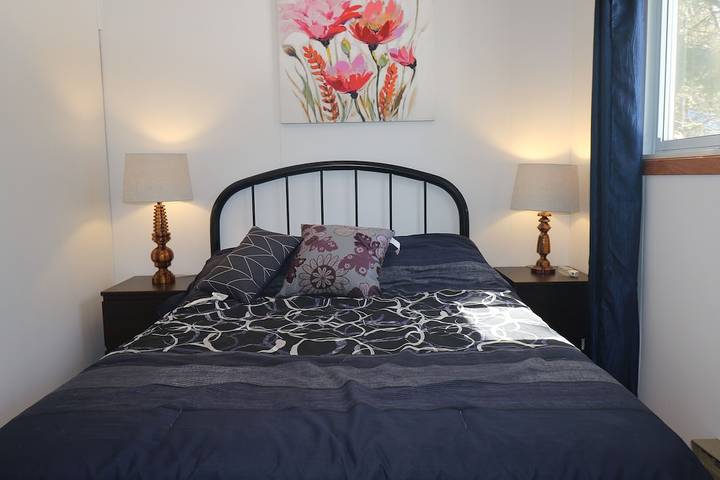 Cabin rentals and lodges for 8 people, with terrace and garden in Kawartha Lakes