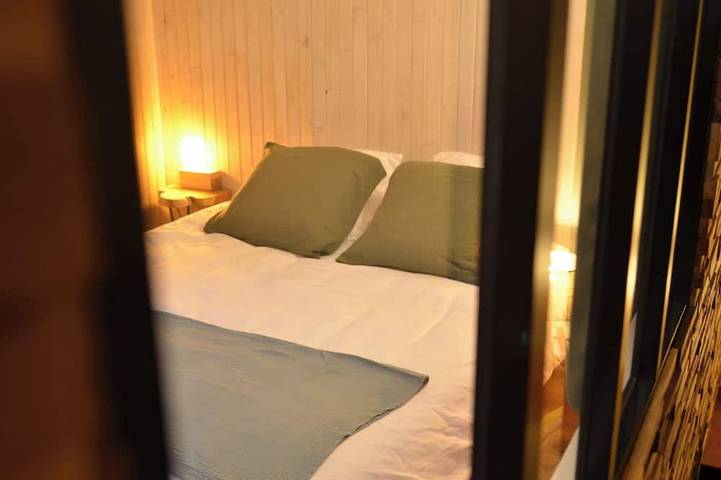 Large country house with heated pool, wooded grounds, lovely terrace. in Sault-Saint-Remy, Ardennen