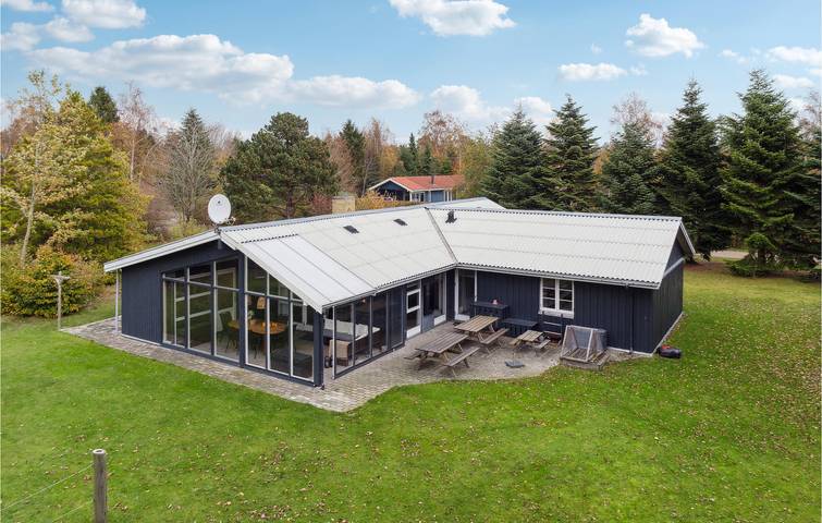 Ferienhaus für 12 Personen, mit Terrasse und Whirlpool sowie Garten und Sauna in Marielyst