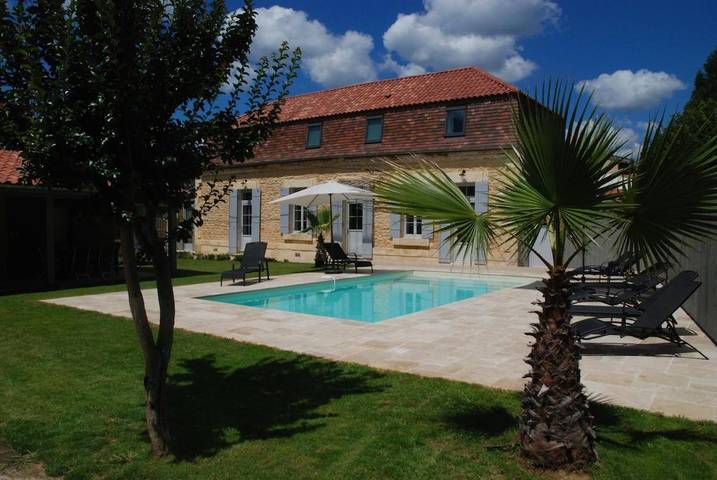 Villa voor 8 personen, with Terras and Tuin as well as Zwembad and Uitzicht in Sarlat-la-Canéda