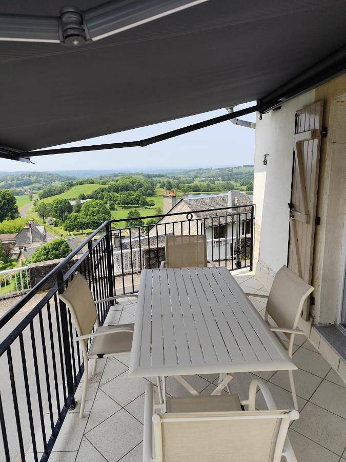 Location de vacances pour 6 personnes, avec vue ainsi que terrasse et vue sur le lac à La Tour-d'Auvergne