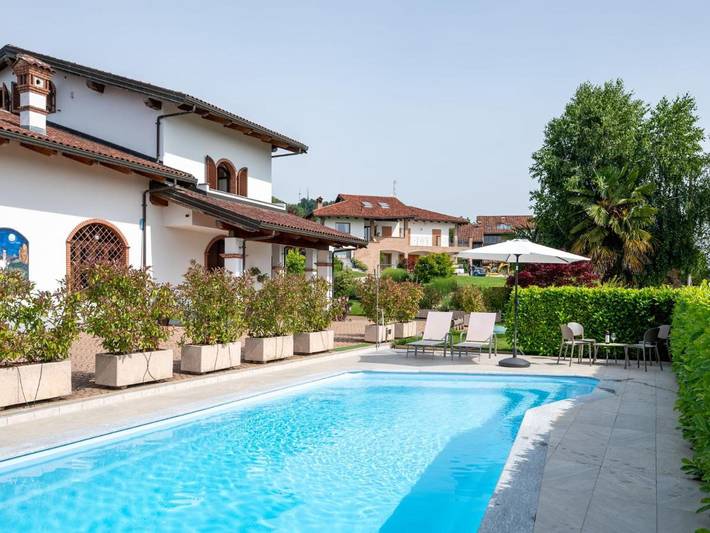 Casa vacanza per 6 persone, con piscina e giardino nonché balcone in Barolo