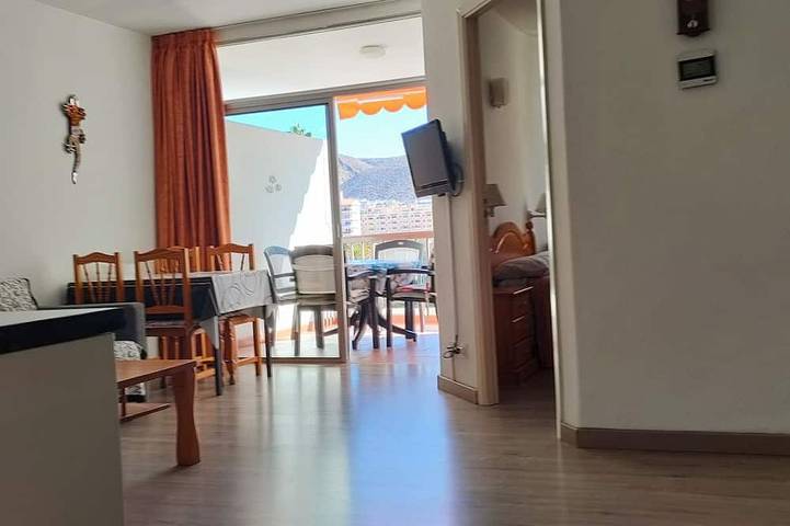 Apartamento entero, Apartamento de dos habitaciones en primera línea de mar, con piscina, parking, wifi y TV. 50 mts. De las playas. in Los Cristianos, Arona 