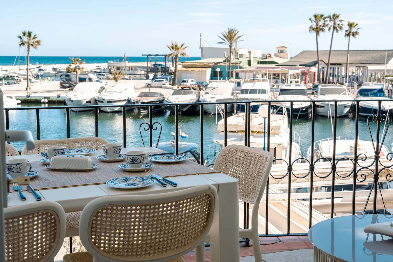 Geheel appartement, Appartement met 4 slaapkamers aan de jachthaven van Puerto Cabopino, direct aan het strand in Playa Cabopino, Marbella