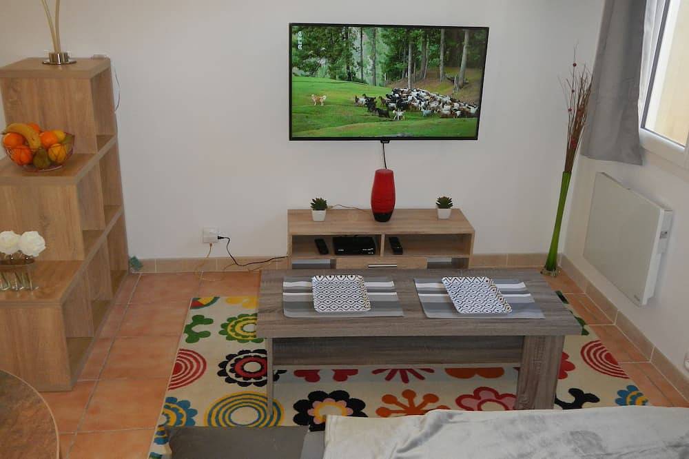Apartamento entero, Nuevo estudio con piscina privada a 5 minutos de la playa. in Saint-Paul-de-Vence, Region de Cannes